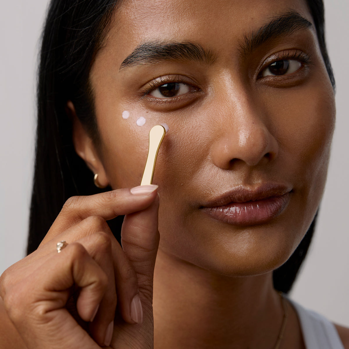 BrighteningEyeCream-Aug26-Ppage-ModelApplication_d6322472-fff4-4ee4-8db6-30f3435888b0.jpg